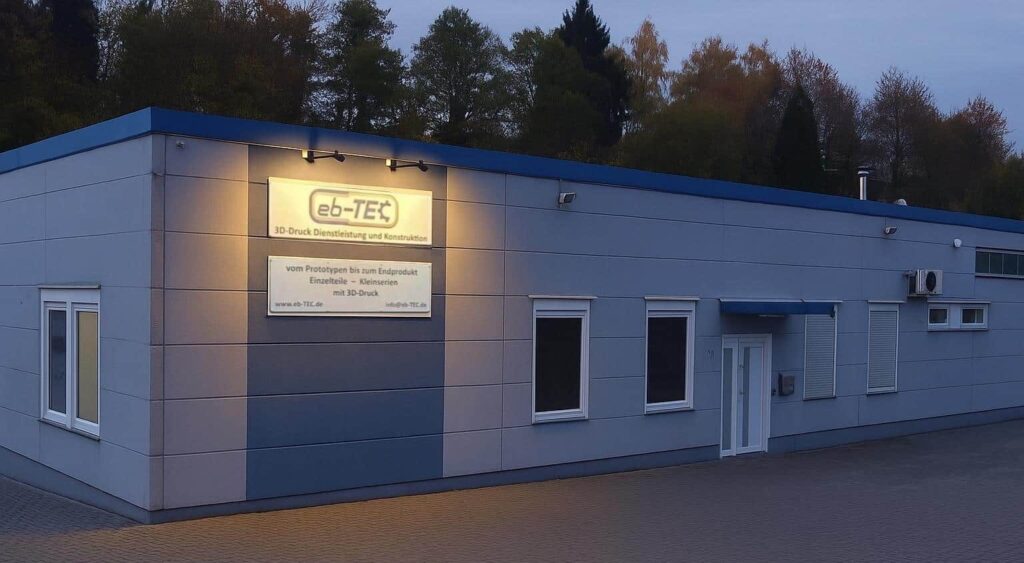 Moderne Firmengebäude EB-TEC mit Beleuchtung.